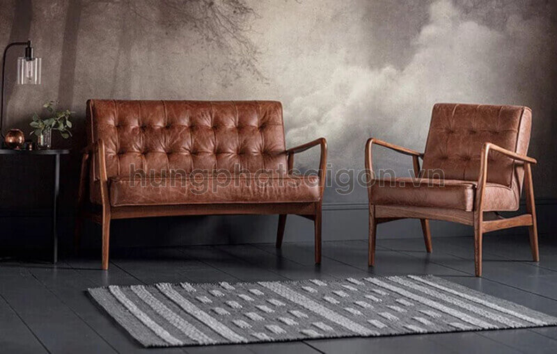 Nhờ thiết kế thẳng sát tường, sofa đi văng gỗ cũng có thể kê trong phòng ngủ và ban công