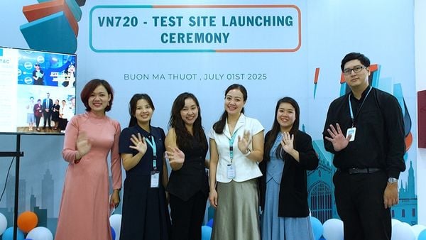 Đại diện VN720 và IELTS BMT trong lễ ra mắt điểm thi Cambridge chính thức tại Buôn Ma Thuột