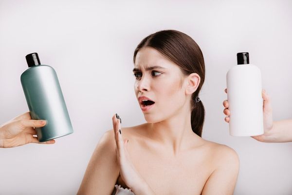 Dầu gội chứa sulfate có thực sự gây rụng tóc? Chuyên gia giải đáp