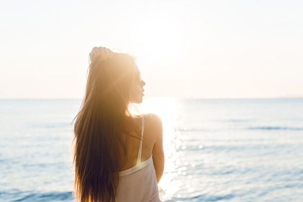 Bí quyết chăm sóc tóc không khô rối, cháy nắng trong mùa hè oi bức
