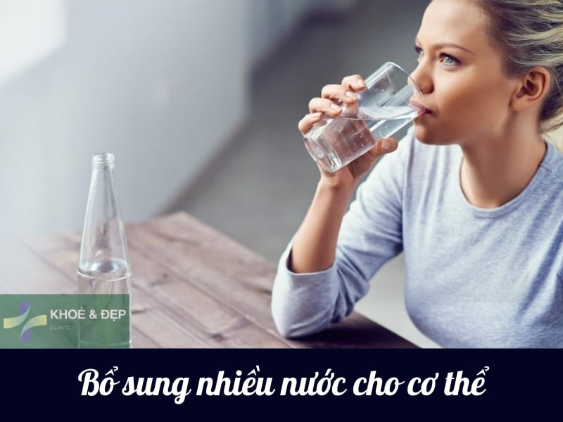 Giữ cơ thể luôn đủ nước để hỗ trợ da
