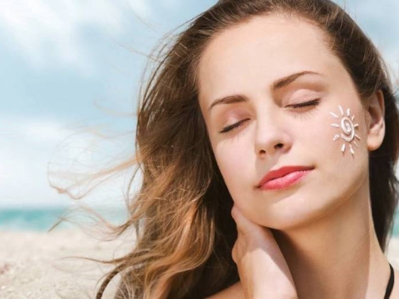 Bôi kem chống nắng đủ lượng và thường xuyên