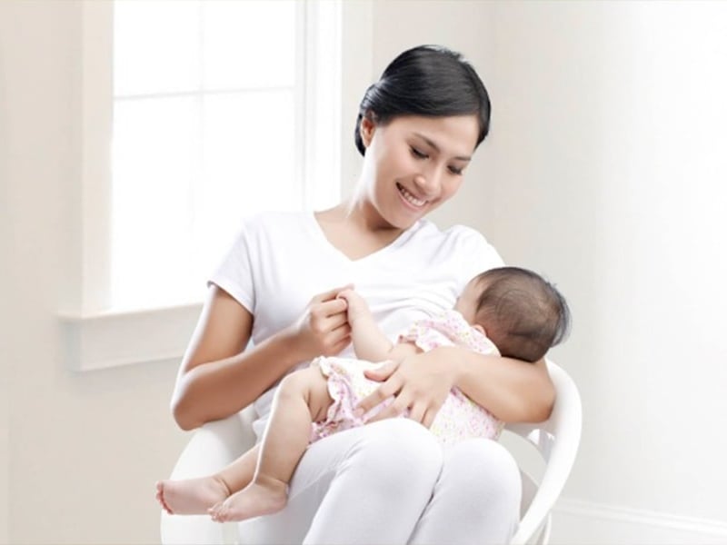 Cho con bú để giảm cân cho mẹ sau khi sinh