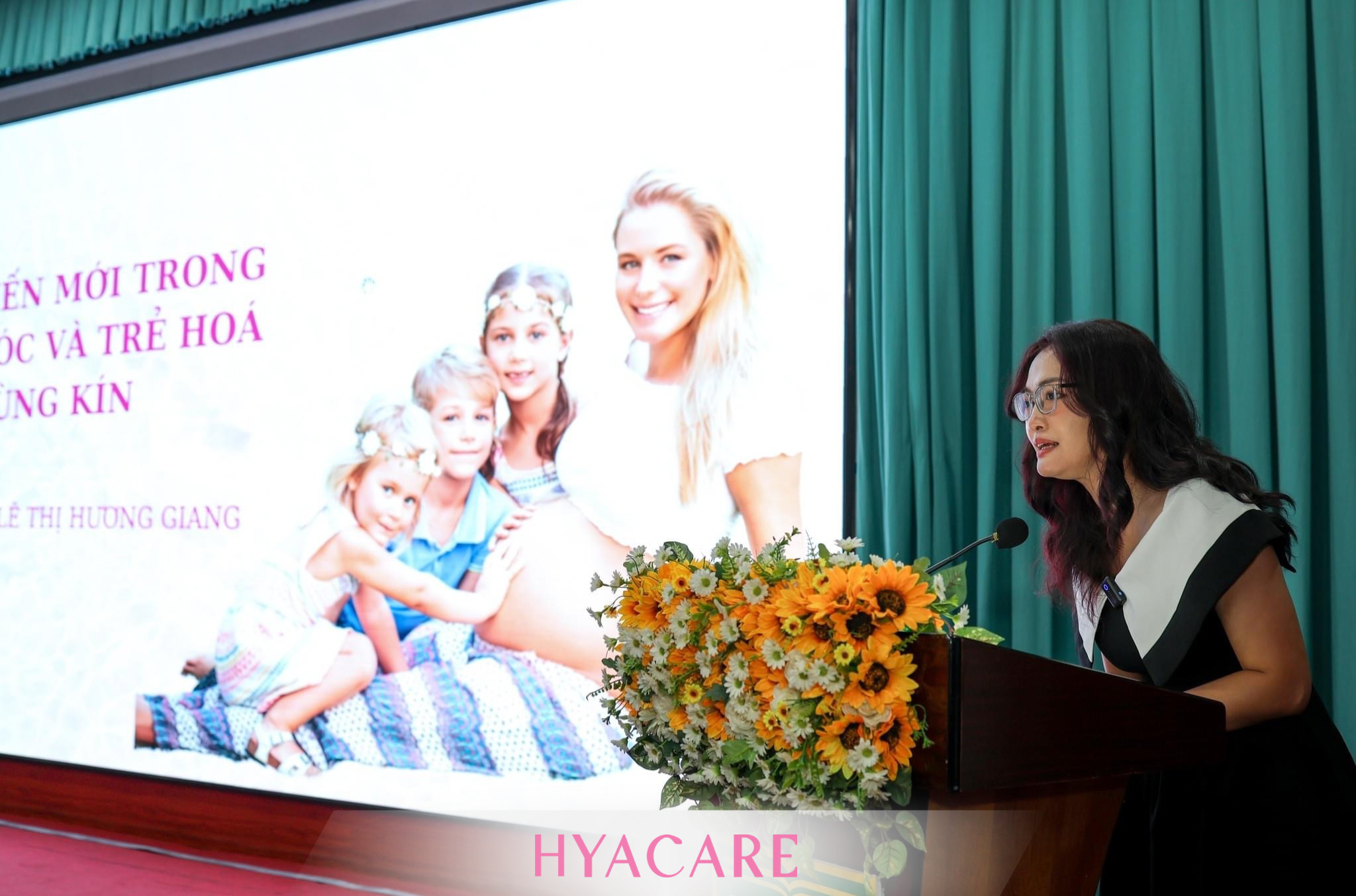 BS Lê Thị Hương Giang - Giám đốc Phòng khám Quốc Tế Minh Phúc - trình bày bài báo cáo “Hyacare - Bước tiến mới trong chăm sóc và trẻ hóa vùng kín”