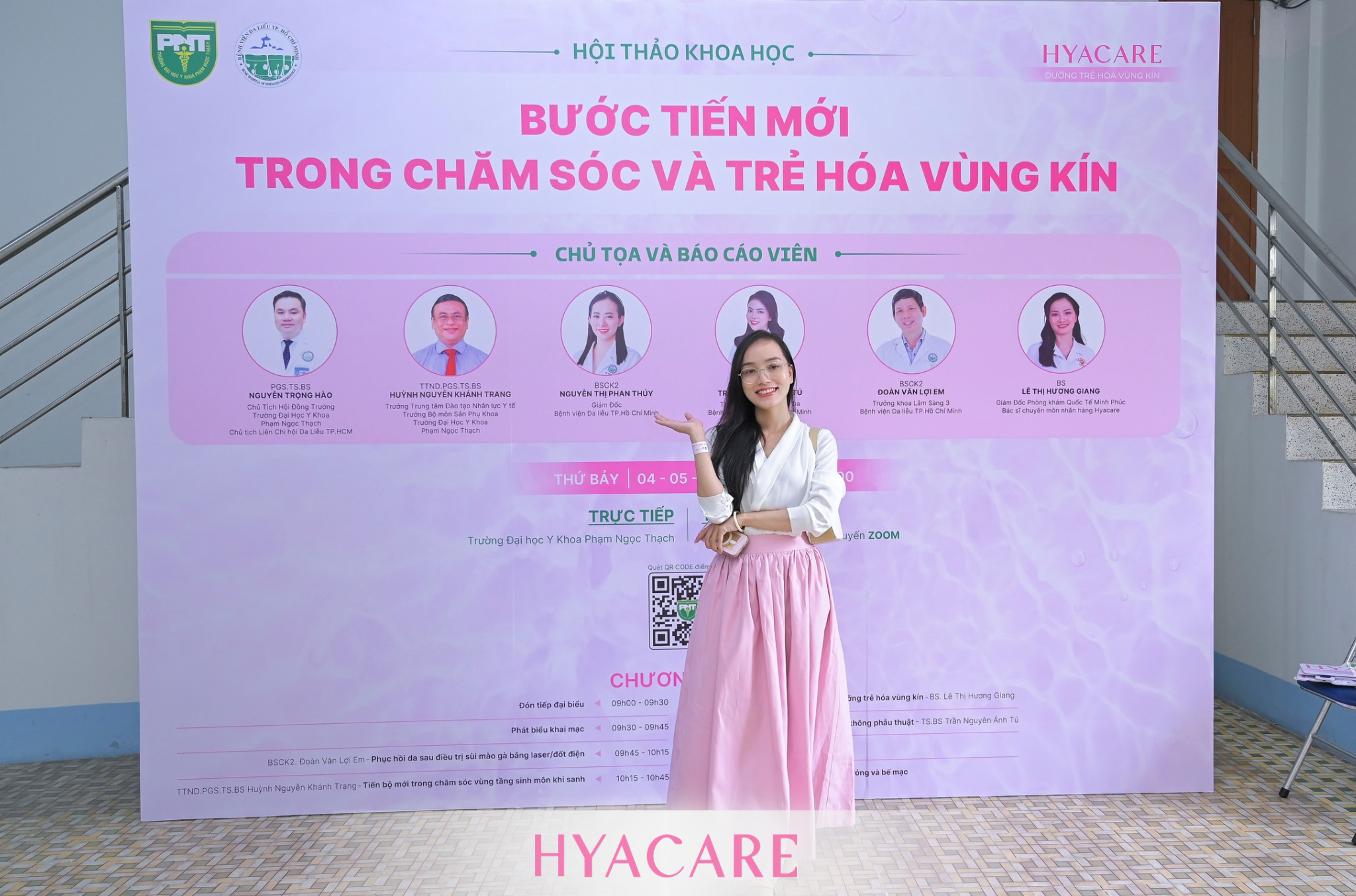 Các đại biểu tham dự chụp ảnh checkin