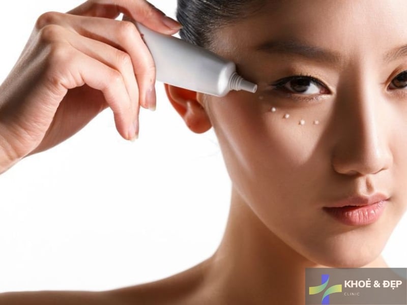 Sử dụng kem chuyên dụng cho vùng mắt