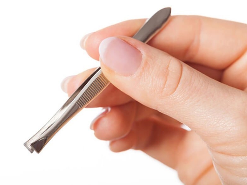 Sử dụng nhíp để nhổ lông