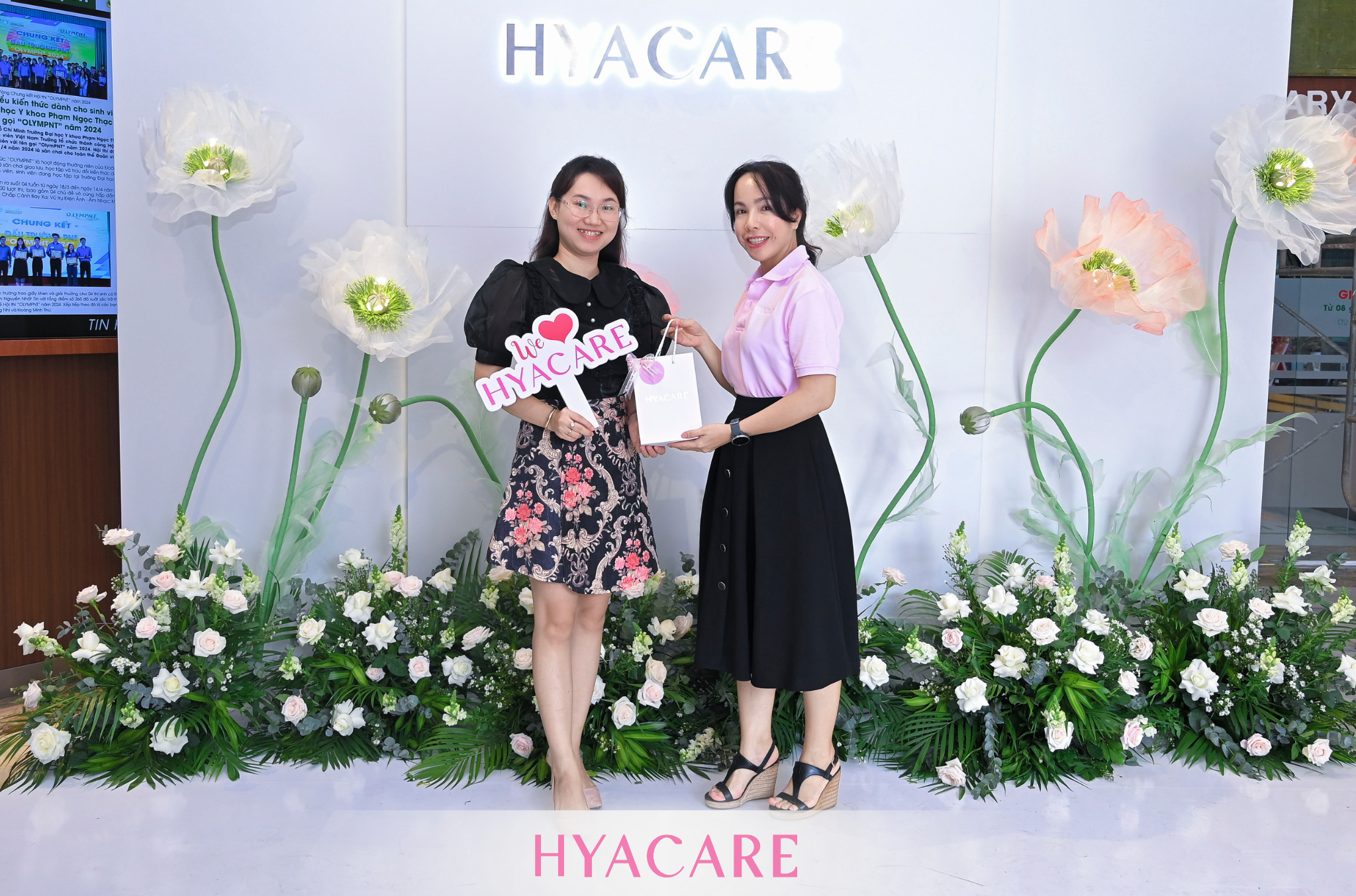 Đại biểu tham dự nhận phần quà may mắn