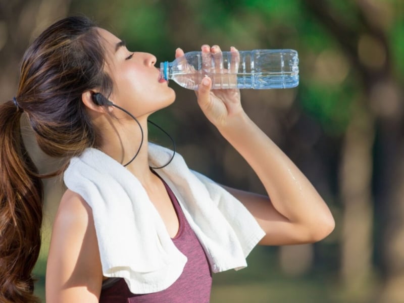 Uống nước thường xuyên và liên tục