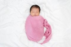 Khăn quấn bé sơ sinh nào dành cho con yêu của bạn?