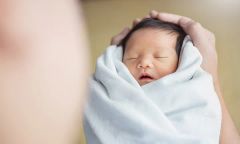 Vì sao cần dùng khăn quấn người cho bé khi ngủ?