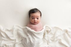 Đồ chụp hình cho bé newborn: Lưu giữ khoảnh khắc đáng yêu