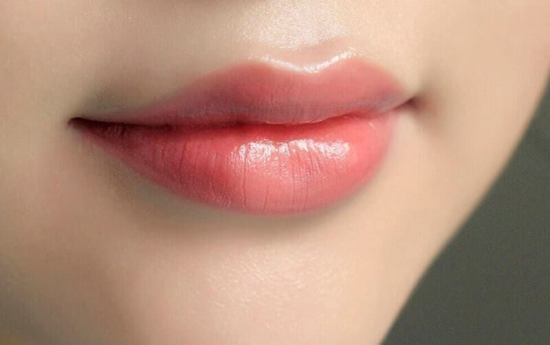 Da ngăm nên phun môi màu gì để tôn đôi môi?