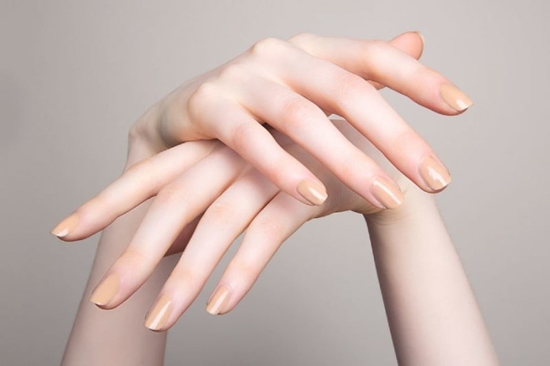 Da ngăm sơn móng tay màu gì để nâng tone da? - Shopee Blog