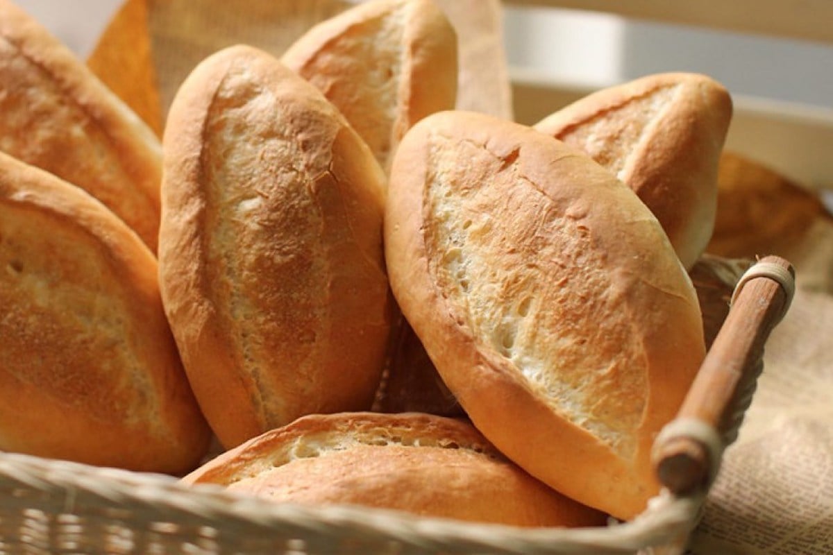 Sau phun môi có được ăn bánh mì không?