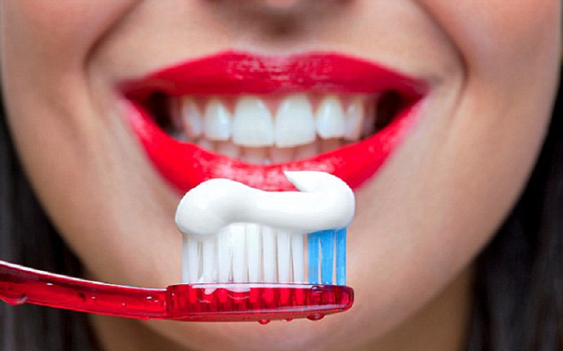 Giải đáp: Phun xăm môi có đánh răng được không?