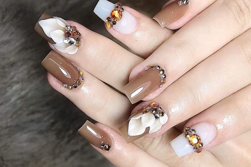 Mẫu nail chân với màu nâu choco siêu tôn da , mix hoạ tiết chú gấu 🐻 cute  lắm ạ 🐻🐻 𝐃𝐞𝐬𝐢𝐠𝐧 𝐍𝐚𝐢𝐥𝐬 by Soda House ✔️Các nàng đừng quên… |  Instagram