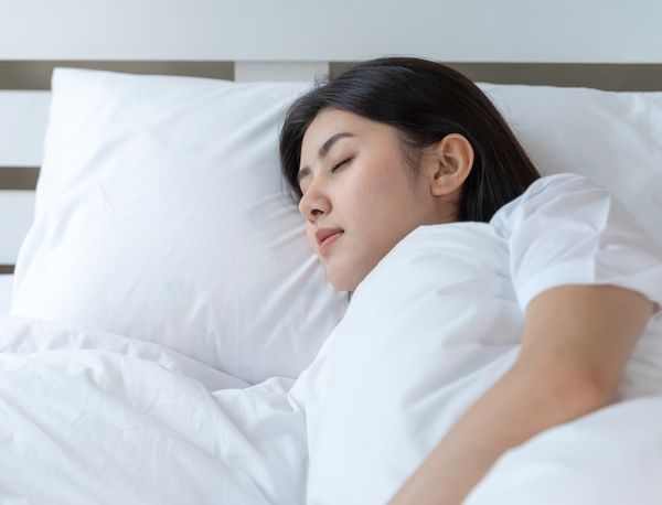 5 THÓI QUEN GÂY HẠI DA CẦN TRÁNH TRƯỚC KHI ĐI NGỦ!