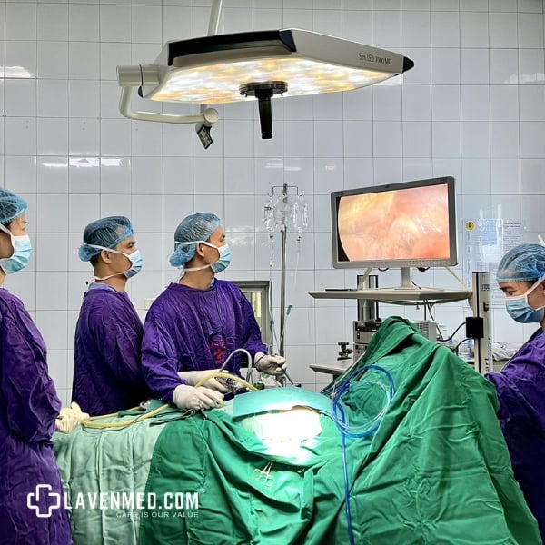 Cắt hạch thần kinh giao cảm lưng trị mồ hôi chân có những tiến bộ mới