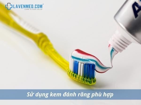 Sử dụng kem đánh răng có chứa florua