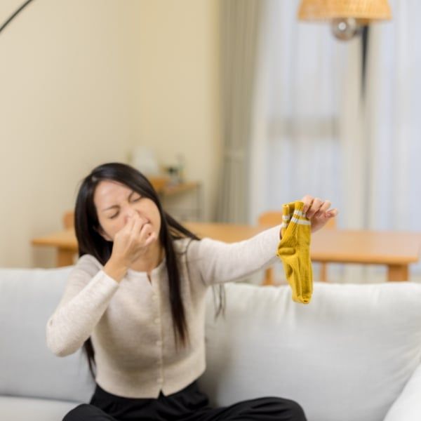 Mùi mồ hôi ở bàn chân là một trong những vấn đề gây mất tự tin, đặc biệt khi bạn phải đối mặt với tình huống cởi giày ở nơi công cộng.