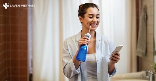 Máy tăm nước cầm tay thường dễ sử dụng và thuận tiện mang đi lại vì dùng pin sạc