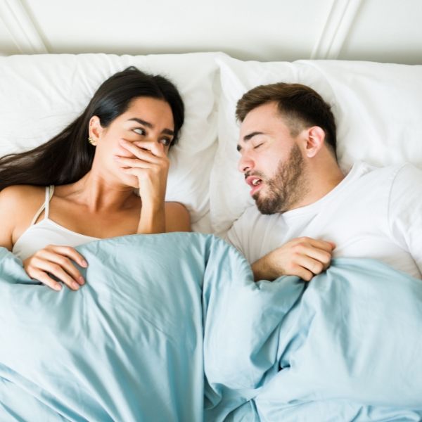 Nguyên nhân chủ yếu gây hôi miệng là do thức ăn vụn và mảng bám tích tụ trên răng và lưỡi.