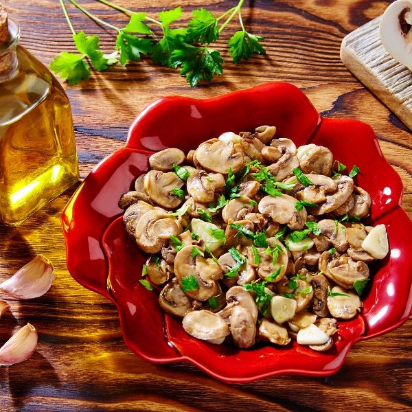 Một số thực phẩm như hành tây, tỏi có thể gây mùi khó chịu tạm thời do chứa lưu huỳnh, có thể đi vào máu và phổi, gây mùi khi bạn thở ra