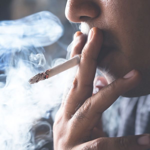 Hút thuốc lá gây ra nhiều vấn đề sức khỏe như ố vàng răng, kích ứng nướu, và ung thư