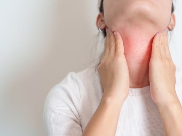 Người bị bệnh tuyến giáp có thể khiến bạn ra mồ hôi nhiều