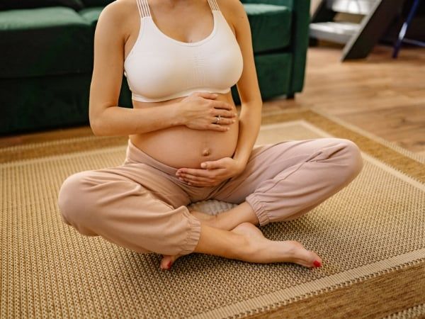 Phụ nữ mang thai thường gặp phải sự thay đổi lớn về nội tiết tố có thể khiến bạn ra mồ hôi nhiều