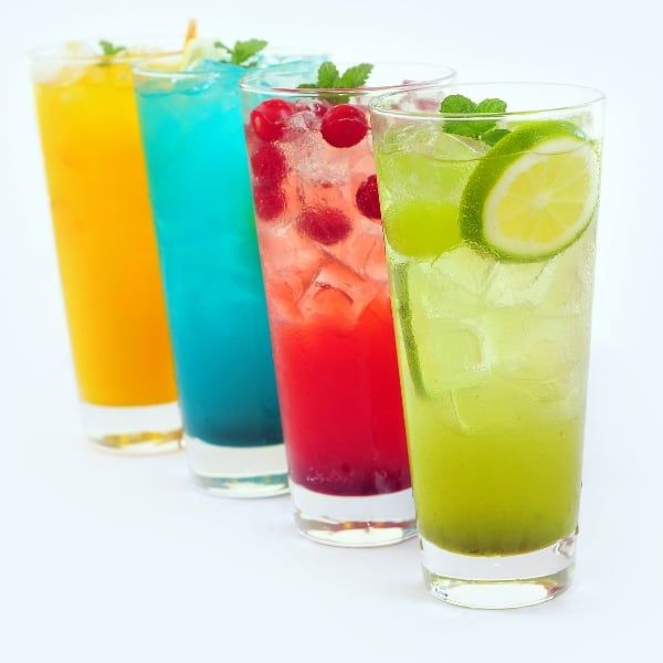 Soda chứa nhiều đường và axit, gây mài mòn men răng và làm tăng độ nhạy cảm