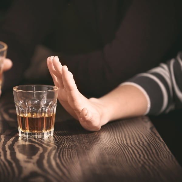 Rượu, đặc biệt là rượu vang, có tính axit cao, có thể làm mòn men răng theo thời gian