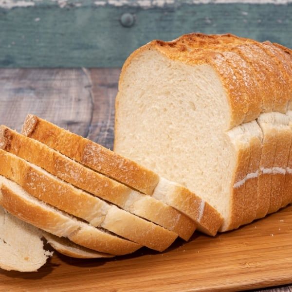 Bánh mì mềm dễ dính vào các kẽ răng và tạo môi trường lý tưởng cho vi khuẩn phát triển