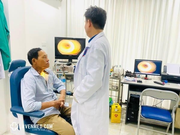 Hình ảnh bệnh nhân ung thư thanh quản đã phẫu thuật cắt thanh quản đi khám lại