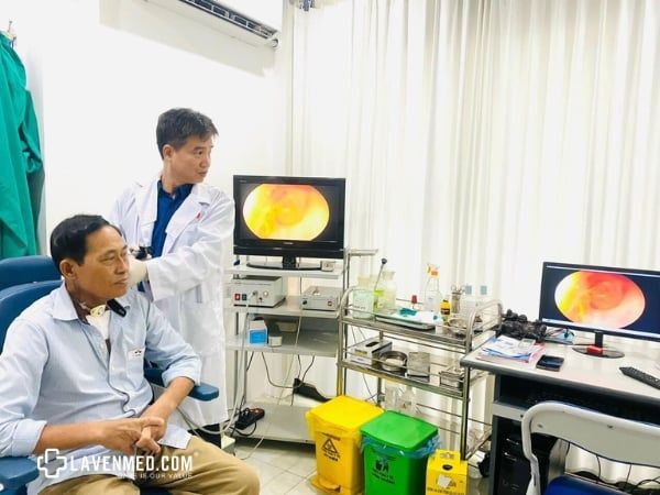 Bác sĩ khám lại cho bệnh nhân sau cắt ung thư thanh quản