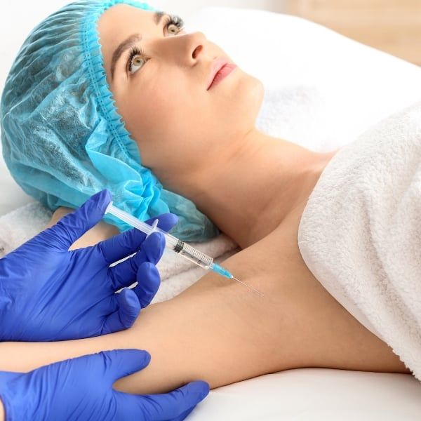Botox là một loại protein chiết xuất từ vi khuẩn Clostridium botulinum. Khi tiêm vào vùng da bị tăng tiết mồ hôi, Botox làm tê liệt tạm thời tuyến mồ hôi