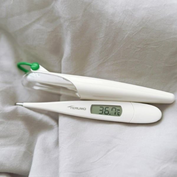 Nhiệt kế thường được sử dụng là dòng kẹp nách điện tử cho kết quả nhanh, chính xác (Hình ảnh Nhiệt kế Terumo)