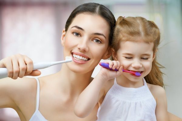 Chải răng miệng hàng ngày không chỉ giữ cho hơi thở thơm tho mà còn sạch sẽ, tránh các bệnh về nướu lợi