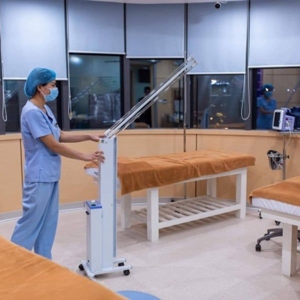 Xe đẩy đèn UV hai ống có hai đèn UV công suất 30 watt phát ra tia cực tím cường độ cao chiếu vào mọi bề mặt trong phòng