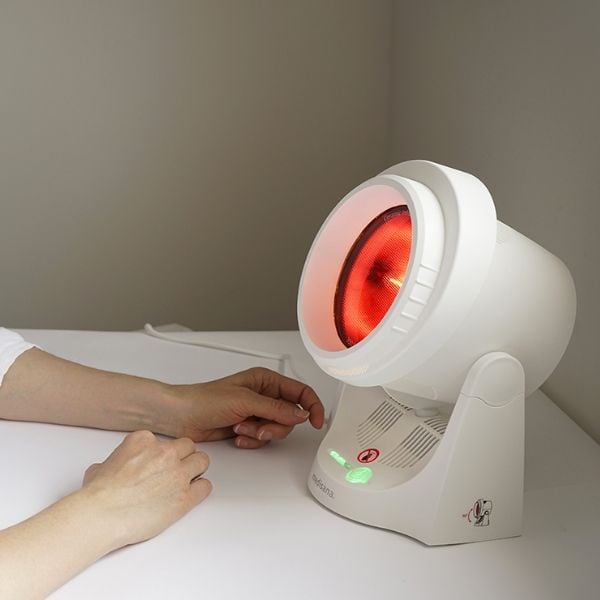 Đèn hồng ngoại Medisana IR850 là đèn hồng ngoại có tia hồng ngoại cường độ cao giúp thư giãn cơ bắp hoặc điều trị cảm lạnh.