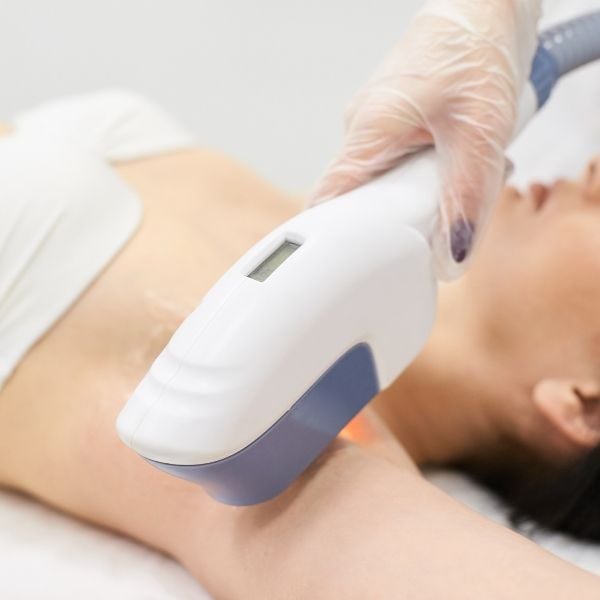 Chi phí điều trị mồ hôi nách bằng laser dao động từ 10 triệu đến 20 triệu đồng khá là cao