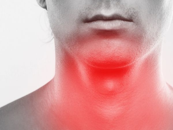 ô nhiễm không khí và việc sử dụng dây thanh quản quá mức có thể gây ra tổn thương thanh quản ung thư thanh quản, nhiều bệnh nhân sẽ có triệu chứng này trước khi ung thư thanh quản xảy ra