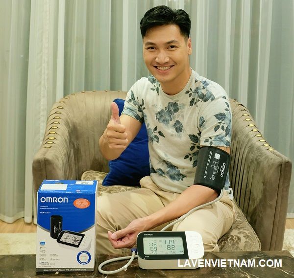 Nếu bạn đang theo dõi huyết áp tại nhà, các chuyên gia khuyên bạn nên đo hai lần vào buổi sáng và hai lần vào buổi tối