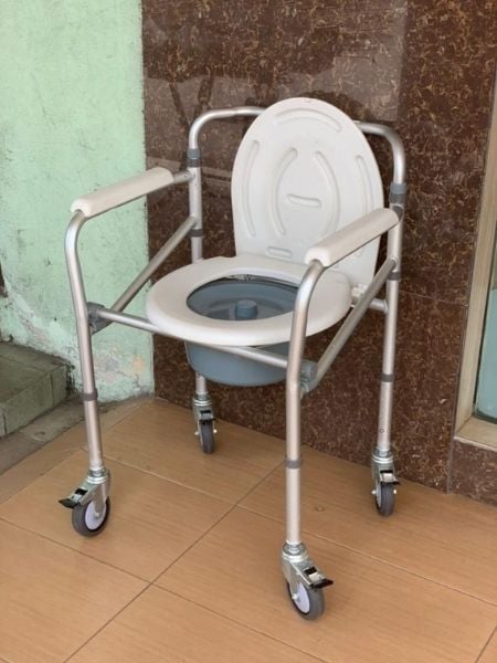 Ghế bô Suncare SC-7001LW có bệ ngồi vệ sinh, thường có khung bằng thép không gỉ hoặc nhôm