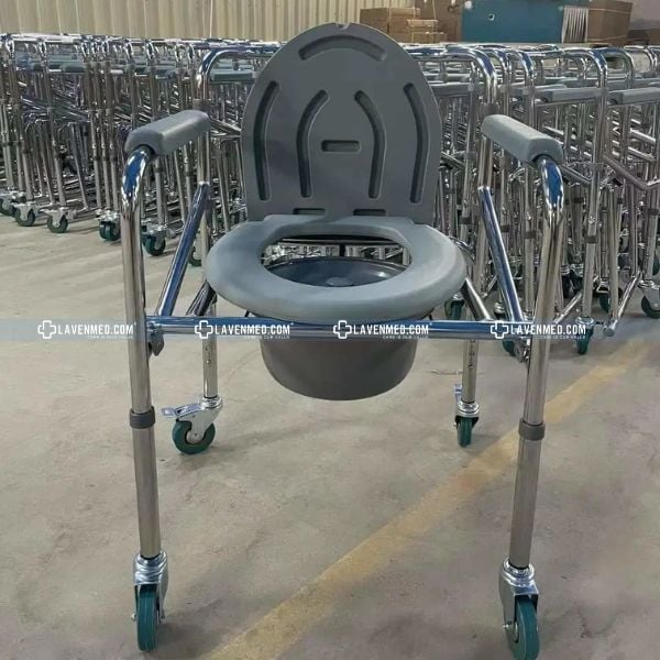 Ghế bô Oromi DY01201LQ Được thiết kế 2 bên khung tạo điểm tựa cho người bệnh