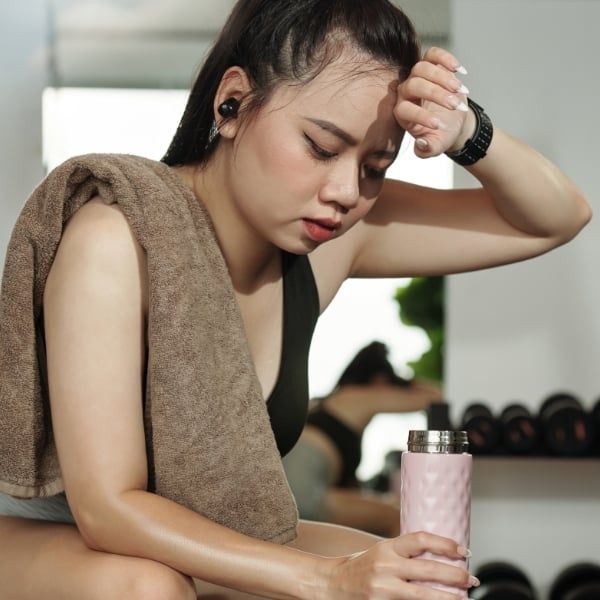 Bệnh tăng tiết mồ hôi (Hyperhidrosis) là tình trạng ra mồ hôi quá mức ở những vùng như tay, chân, nách, mặt, mà không phụ thuộc vào yếu tố nhiệt độ hay hoạt động thể chất