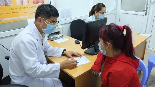 BS Nguyễn Văn Việt Thành - Bệnh viện Bình Dân đang tư vấn cho bệnh nhân