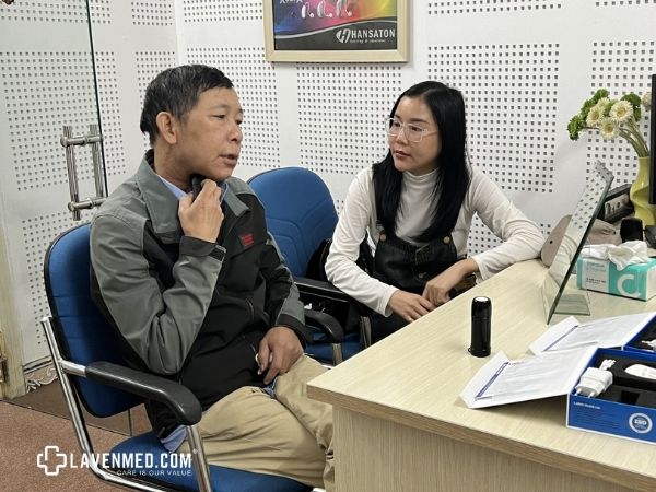 Bệnh nhân cắt thanh quản được nhân viên Lavenmed hỗ trợ sử dụng máy trợ nói Labex - Bulgary