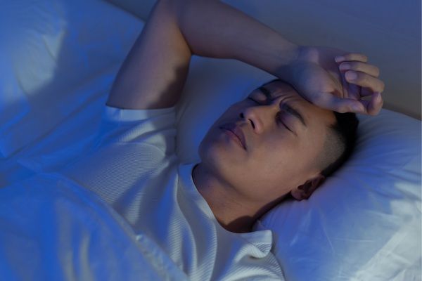 ngủ không đều, không đủ giấc hoặc thức khuya có thể dẫn đến cảm giác thèm ăn hơn, do đó có thể dẫn đến thừa cân hoặc béo phì.